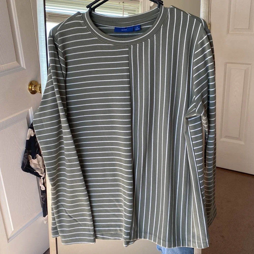 APT. 9 unique green and white striped Sweater - Picture 2 of 6